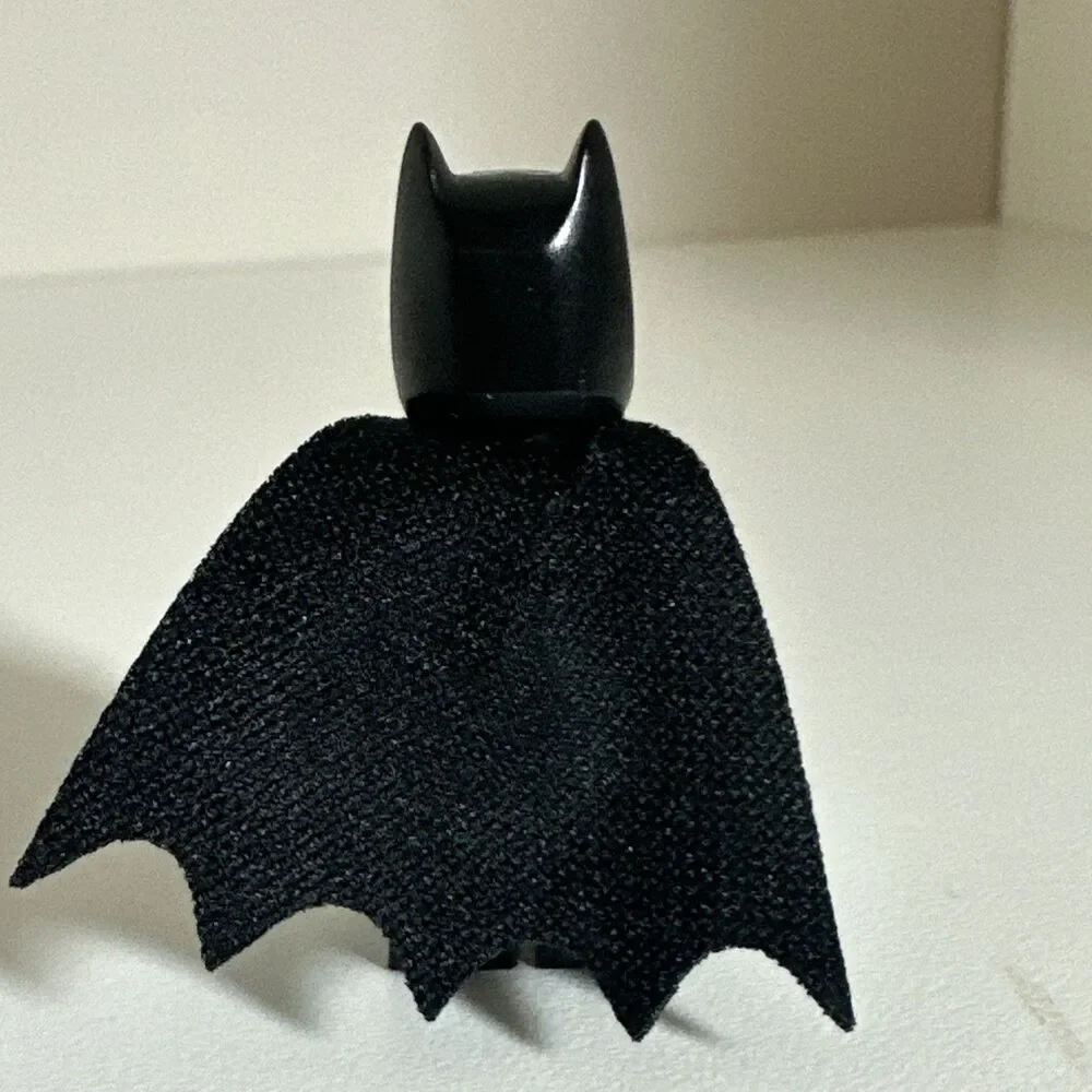 Lego Batman sh0437 Set 76086 - Dark Bluish Gray Suit Gold Belt Minifigure